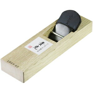 【返品種別B】□「返品種別」について詳しくはこちら□◆刃研ぎ不要。交換が簡単な替刃式カンナ。◆押え金は本体刃に固定する事で調整いらず。◆逆目押さえ ワンタッチ替刃式 仕上用。特許方式で逆目にならない。■　仕　様　■サイズ(約)：幅55×奥行25×高さ190mm呼び寸：刃幅42mm(有効刃幅35mm)質量(約)：405g[11481KNY]高三アウトドア＞DIY・工具＞工事・照明用品＞土木作業・大工用品