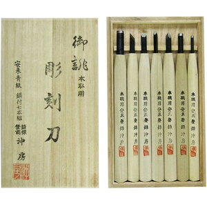 【返品種別B】□「返品種別」について詳しくはこちら□◆木材、竹の彫刻などの細工、プラスチックの細工に。◆美術図工、教師用、趣味の版画、年賀状彫り、木彫りなどに。◆抜群の切れ味。鋼付商品で研ぎも簡単。◆柄が楕円状なので机で転がりません。◆桐箱ケース付き。■　仕　様　■7本組柄の長さ：180mm質量(約)：220g材質：安来鋼青紙2号鋼付セット内容：右印刀7.5mm、平刀7.5mm、丸刀3.0mm、丸刀6.0mm、丸刀9.0mm、三角刀4.5mm、剣刀7.5mm[447メグロ]目黒彫刻刀製作所アウトドア＞DIY・工具＞工事・照明用品＞土木作業・大工用品
