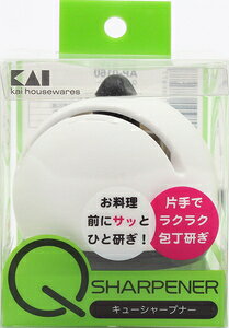 【返品種別A】□「返品種別」について詳しくはこちら□※こちらは両刃専用の商品です。◆底面が吸盤式になっており、レバーを下げるだけでしっかりと固定！　安定性にも優れています。◆台所(シンク)に設置ができ、お料理前に片手でサッと簡単に包丁研ぎができます。◆「粗目」と「仕上げ」の2段刃付けでよりシャープな切れ味が蘇ります。■　仕　様　■本体サイズ：長さ7.5×幅7.5×高さ6.8cm重量：0.118kg材質：本体/ABS樹脂(耐熱温度80℃)、レバー/ナイロン(耐熱温度90℃)、砥石/ダイヤモンド砥石、吸盤部/エラストマー(耐熱温度60℃)[000AP0160]貝印調理家電＞キッチン用品＞包丁・ナイフ・キッチンばさみ＞砥石