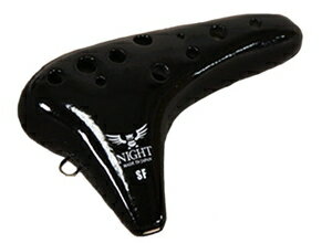 【返品種別B】□「返品種別」について詳しくはこちら□〜クラシック〜安定したクオリティーで最もポピュラーなモデルをリニューアル◆オカリナを始めたいとお考えの方に、最初に手にしていただきたいオカリナです。◆リーズナブルでありながら、全音域バランスの取れた調律が施され、安定した吹きやすさで初心者に最も選ばれているオカリナです。◆ここから始まるオカリナライフをお楽しみください。◆「NIGHT スタンダルド」の後継機種としてリニューアルいたしました。【リニューアルポイント】・吹き口を細い設計に変えてより吹きやすくしました。・歌口の形状をより厳格な基準にすることで高音の抜けが良好になりました。・食品衛生法上の安全基準を通過した塗料を全面的に使用しているので安心してお使いいただけます。■　仕　様　■キー：ソプラノF調サイズ（約）：35×130×75mm質量（約）：145g専用ケース付属[CLASSICSFBブラツク]ナイト楽器・レコーディング＞管楽器/リード楽器＞オカリナ＞ソプラノ菅