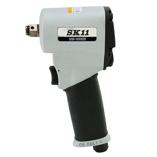 【返品種別B】□「返品種別」について詳しくはこちら□◆108mmのコンパクトなショートヘッドのインパクトレンチ◆ボルトやナットの緩め・締め作業◆ショートヘッドでハイパワーなので、どのような作業でも楽に行えます■　仕　様　■ソケット差込角：12.7mm実用トルク：200〜300N・m、最高トルク：450N・m空気消費量(0.6MPa時)：129L/min質量：1.4kg能力ボルト径：M16ハンマータイプ：ジャンボハンマー無負荷回転数(rpm)：10000右回転強さ調整：3段階、左回転強さ調整：1段階ボディ：アルミニウム[SIW1600SH]SK11アウトドア＞DIY・工具＞作業用品＞空圧工具