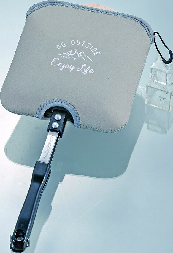 【返品種別A】□「返品種別」について詳しくはこちら□◆ホットサンドトースターの保護や収納、持ち運びに便利クッション性のある生地でトースターを保護できます■　仕　様　■本体サイズ(約)：幅180×奥行190×高さ10mm重量(約)：65g材質：表面：ポリエステル、クッション材：合成ゴム[UG3084キヤプテンスタツグ]アウトドア＞アウトドア用品＞焚火台・バーベキュー・クッキング＞クッキング・アクセサリー