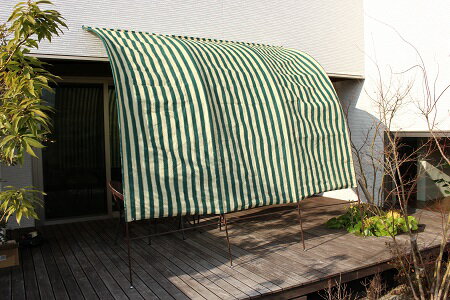 【返品種別B】□「返品種別」について詳しくはこちら□◆ガーデンセットや物干しなど、色々なものを置いて使えます。掃き出し窓に使っても邪魔にならない。◆アーチ構造により、窓とシェードの間に空間ができ、出入りも楽々できます。ガーデンセットや物干しなど、色々なものを置いて使えます。■　仕　様　■本体サイズ(約)：幅300×奥行100〜180×高さ250〜290cm重量(約)：6kg[TAN91330]タックアウトドア＞ガーデン・エクステリア用品＞エクステリア用品