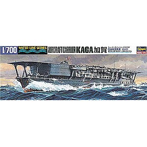 【返品種別B】□「返品種別」について詳しくはこちら□2020年11月 発売※画像はイメージです。実際の商品とは異なる場合がございます。【商品紹介】加賀は長門級戦艦に続く40cm砲搭載の40000トン級大型戦艦として神戸川崎造船所にて大正9年（1920年）起工されました。翌、大正10年（1921）には進水、工事は順調に進んでいたのですが、同年軍縮条約であるワシントン条約が締結されると対米英5：3の戦艦保有量が決定、戦艦加賀、土佐と巡洋戦艦赤城、天城の工事は中断してしまいます。一方でワシントン条約は空母の保有量も規定したのですが、鳳翔1艦しか持たない日本には充分の余裕がありました。そこで工事を中断している赤城、天城を空母に改装する事が決定、工事が再開されます。ところが大正12年（1923年）の関東大震災で船台上の天城が大破してしまい放棄されることとなり、急遽加賀を空母に改装することが決まりました。加賀は本来戦艦として設計されていたため、速度も遅く、全長も巡戦の天城に比べて短く飛行甲板の長さにも苦労しています。加賀の空母改装工事は大正12年（1923年）に始まりましたが、大型空母の建造経験のない日本にとって赤城同様困難な作業となりました。特に問題だったのが煙突の配置。飛行甲板の気流を乱さないためにわざわざ艦尾へと導いた配置が失敗で、熱気が煙路近くの准士官室を熱してしまい居住に耐えない状態にまでなってしまったそうです。また重量も無視できない重さでした。飛行甲板も赤城同様の三段甲板でしたが、こちらも運用上かなりの制約があり、さらに航空機の性能向上も著しいため早期の改装が望まれたのです。しかし、上海事変の勃発、また予算の執行の問題もあって昭和8年（1933年）ようやく第2次の改装工事に着手することになります。改装の主なポイントは速度増加のための機関部の強化と全長の延伸（スマートな艦型にする）、さらに全通の平型飛行甲板への改装、煙突の換装、そして島型艦橋の新設でした。こうして近代空母に装いを新たにした加賀は昭和10年（1935年）第2艦隊第2戦隊に編入され、昭和12年（1937年）の日中戦争では8月の南京空襲、12月の南支各地の攻撃、翌13年の広東爆撃など陸上部隊の支援活動を展開しています。昭和13年（1938年）12月には再び小規模な改装工事を受け、この状態で日米開戦を迎えることになりました。昭和16年（1941年）4月には新編の第1航空艦隊第1航空戦隊に編入され赤城とペアを組むことになります。この頃より真珠湾攻撃を想定して九州地方で猛烈な訓練に入ります。そして日米間が急を告げる11月、秘かに択捉島単冠湾に集結した南雲機動部隊（第1航空艦隊基幹）は26日抜錨、発見される公算の少ない、荒天の北方ルートをたどってハワイ北方海域へと忍び寄ります。そして、12月8日（現地7日）ハワイ、真珠湾を空襲、壊滅的な打撃を米海軍に与えました。加賀からは橋口少佐率いる艦攻26機、志賀大尉の零戦9機が第1次攻撃に参加、第2次攻撃には牧野大尉の艦爆26機と二階堂大尉の零戦9機が参加しています。こうして開戦劈頭に大戦果をあげた南雲艦隊は年末に凱旋すると、年明け早々にはトラック島へ出発、以後、赤城や2航戦の蒼龍、飛龍などと共にラバウル、カビエン、ポートダーウィンなどを襲い損害を与えています。この後加賀のみ本隊と離れ佐世保に帰還、触礁の修理をおこなっています。このため南雲艦隊によるインド洋作戦には参加していません。昭和17年（1942年）5月、ミッドウェー攻略作戦が発令されると再び1航艦に復帰、ミッドウェーを目指しました。運命の6月5日は、まず未明にミッドウェー島攻撃に小川大尉率いる艦爆18機と飯田大尉の零戦9機を発艦させます。その後のことは赤城と同じなのですが、加賀と艦長以下の幹部達がこの間何をしていたのかは明瞭ではありません。おそらく度重なる命令変更に右往左往していたのだろうとは推察できるのですが、2航戦の山口少将のような意見具申はしていないようです。判断は司令部に預けていたのでしょうか。午前7時23分、SBD-3 ドーントレスの放った500Kg爆弾4発が遂に加賀を捉え、この最初の被弾で艦長の岡田大佐は戦死してしまいました。そしてゴロゴロしていた爆弾が次々と誘発、大火災となってしまい、必死の消火作業も空しく手の付けられない状態になってしまいます。総員退艦後の午後4時25分、ガソリン庫に引火した加賀は大爆発を起こし、ミッドウェー北方の海へとその姿を没してしまったのです。赤城、加賀、蒼龍、飛龍。世界最強の空母部隊は油断と驕りから、優秀な搭乗員と共に壊滅し、以後日本海軍はこの後遺症を引きずりながら敗戦を迎えることになります。（要　目）開戦時基準排水量：38200トン　飛行甲板長：248.6m×30.5m　水線長：240.30m　最大幅：32.50m　主　機：技本式ギアード・タービン　4軸　出　力：125000馬力　速　力：28.3ノット航続力：18ノット10000海里　兵　装：20cm単装砲×10基　12.7cm連装高角砲×6門25mm連装機銃×12　搭載機：常用72機（零式艦上戦闘機21型、九九式艦上爆撃機11型。九七式三号艦上攻撃機）補用18機【商品仕様】1/700スケール未塗装組立キット模型＞プラモデル・メーカー別＞国内メーカー2＞ハセガワ＞1/700 ウォーターライン（WL帯）