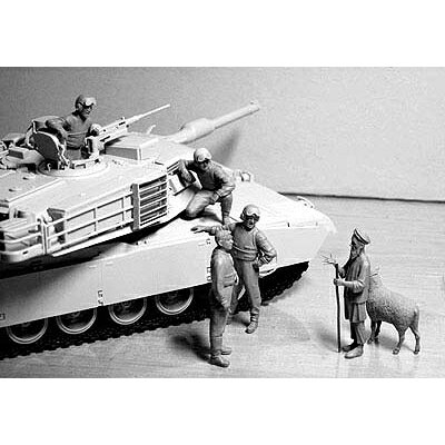 Joshin web 家電とPCの大型専門店のマスターボックス 1/35 米・現用戦車兵4体＆現地老人+羊・アフガン戦【MB35131】 未塗装組立フィギュア｜アングル3
