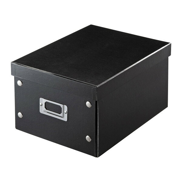 商品概要品番FCD-MT4BKNJANコード4969887314272商品仕様■カラー：ブラック■収容量：CD 37枚（プラケース厚さ10mm）DVD 17枚（トールケース厚さ14mm）BD 19枚（ブルーレイケース厚さ12.5mm）■サイズ：W210×D275×H150mm■重量：406g■材質：硬質ペーパー対応機種特長●スナップボタンを留めるだけのかんたん組み立てBOXです。●メディアだけでなくパソコン周りのアクセサリなどなんでも収納できます。●耐久性に優れた硬質ペーパーを使用しています。●収納物がひと目でわかるネームホルダー付きです。