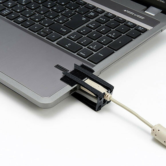 商品概要品番CA-NB005JANコード4969887763872商品仕様■サイズ：マジックフッカー/W27×D2×H22mm粘着付き面ファスナー（外寸）/W120×H40mm■重量：マジックフッカー/1g粘着付き面ファスナー/2g■材質：面ファスナー/ポリエステル・難燃タイプマジックフッカー/ポリカーボネート■セット内容：面ファスナー（ポリエステル・難燃タイプ（黒））×2枚、マジックフッカー（ポリカーボネート（黒））×1枚対応機種■対応機種：USBプラグ（プラグ差し込み部直径8mm）面ファスナー長さ/2本各100mm特長●USBプラグが誤って抜けることを防止します。●USBホールドロック（R）は、プラグを押さえるマジックフッカー（樹脂）と機器側へ取り付ける、固定するための粘着付き面ファスナーの組み合わせで構成されています。●機器が湾曲していても取り付けできます。またスペースに合わせてカットできます。●USBコネクターがタテ取り付け、ヨコ取り付けの両方に対応できるよう設計されています。