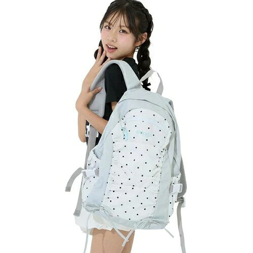 メーカー希望小売価格はメーカー商品タグに基づいて掲載しています 立体感のあるシャーリングデザインと裾のリボンディテールが目を引くリュックです。 約12Lの使いやすいサイズ感で、通学やお出かけに必要な荷物をしっかり収納できます。 サイドポケットやフロントポケット付きで小物の整理がしやすく、毎日使いにも便利な仕様。 軽量で背負いやすく、コーデのアクセントとしても活躍する実用性とデザイン性を兼ね備えたアイテムです。 タテ:42cm ヨコ:30cm マチ:15cm 持ち手:20cm ポケット:外側(ファスナーポケット×1/ポケット×2) 内側(ポケット×1) 表地/ポリエステル 裏地/ポリエステル サックス、ブラック(身長:約157cm) ライトグレー(身長:約147cm) アナップガール ANAPGIRL 子ども服 子供服 キッズ ジュニア 女の子 女子 リュックサック バックパック デイパック バッグ 鞄