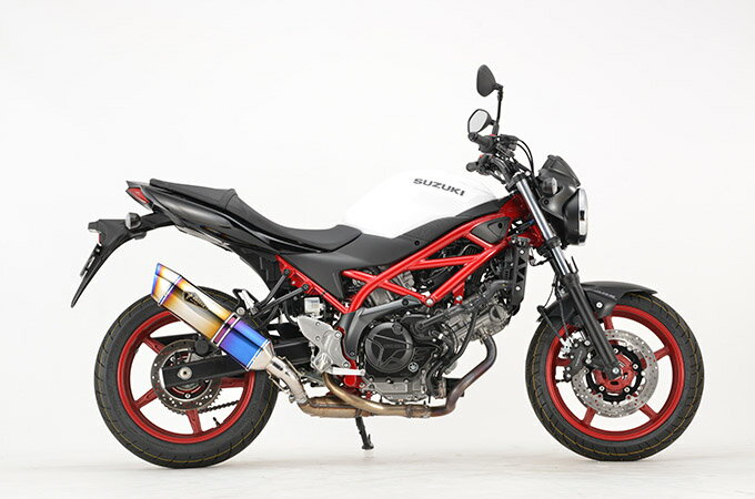 ■リアルスペック スリップオン適応車両：SV650 ABS 17- ・SV650X ABS 17- 適合型式：2BL-VP55B・8BL-VP55E最高出力：71.0ps（STD：70.5ps）最大トルク：6.3kg-m（STD：6.1kg-m）重量：2.1kg（STD：4.3kg）集合方式：スリップオン・オイル交換 可・オイルフィルター交換 可・センタースタンド 使用不可・純正パニアケース装着 使用不可※政府認証※車検対応商品概要等 ：超軽量ビッグトルク徹底したテストを行い、超軽量で全域パワーアップを実現したマフラーが完成。特に低中回転域の大幅なトルクアップを達成することにより、実用回転域からのパワー＆トルクアップで、コントロールしやすく刺激的なスポーツツアラーに変貌します。サイレンサーエンドにチタン合金を使用した軽量異形デザインチタンサイレンサーを採用し、スタイリッシュで心地よい重低音ツインサウンドを実現したスリップオンマフラーが完成しました。