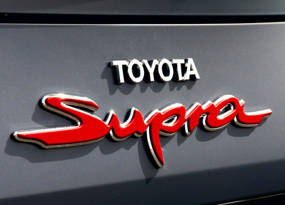 GRスープラ用 トヨタ純正レッドエンブレム リア「Supra」文字 5代目GRスープラ（A90型/DB型）