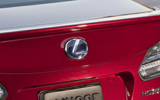 【10系LEXUS HS250h】リアセンター「L」マーク エンブレム 海外仕様純正部品