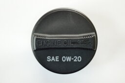 【40系トヨタ カムリ】「SAE 0W-20」ホワイト英語表記入り オイルフィラーキャップ 海外仕様純正アクセサリー