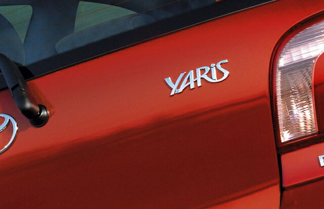 【10系トヨタ ヴィッツ】リア右「YARiS」文字 エンブレム 海外仕様純正部品