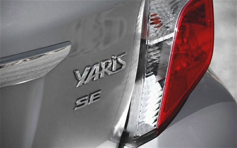 【130系ヴィッツ】リア右「SE」文字 エンブレム 海外仕様純正部品