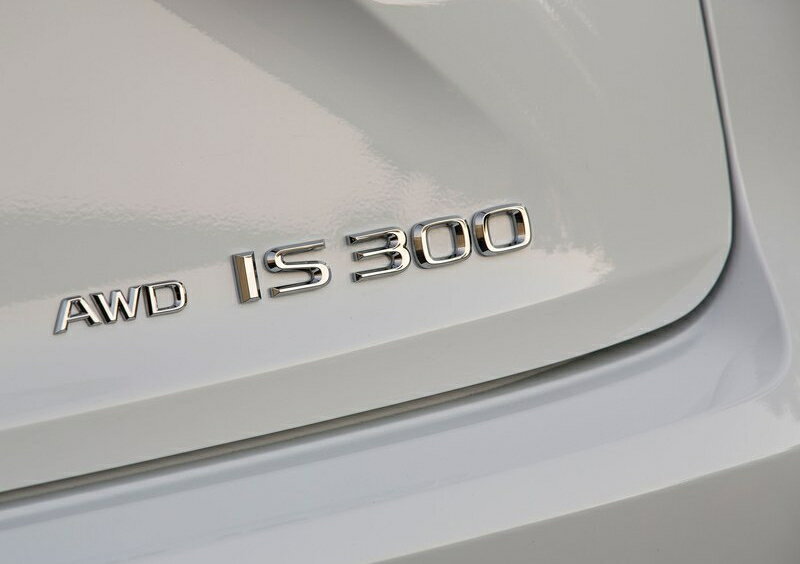 現行型（30系）前期～中期IS300用 LEXUS純正 エンブレム リア右「AWD IS300」文字