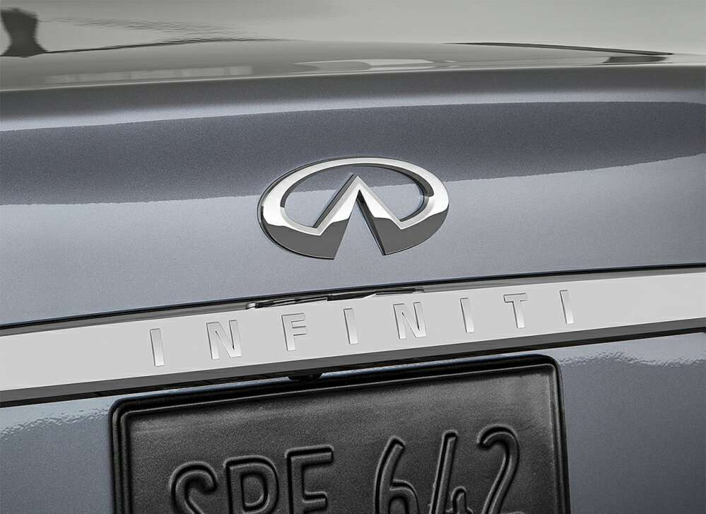 現行型（V37型）中期スカイラインセダン用 日産純正 トランクリッドアッパーフィニッシャー 「INFINITI」ロゴ入り （インフィニティマークは別売）