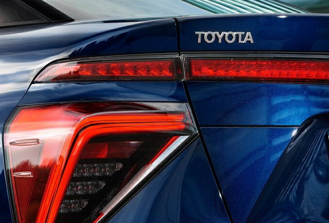 【JPD10系トヨタ MIRAI】リア左「TOYOTA」文字 エンブレム 海外仕様純正部品