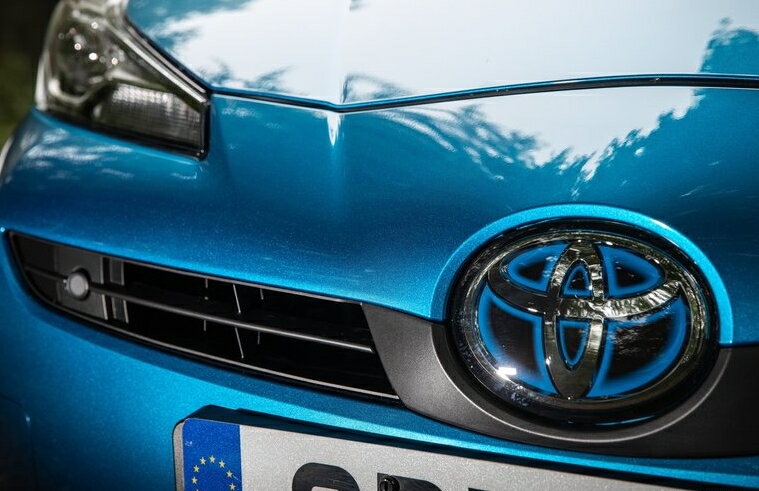 【50系後期トヨタ プリウス】ユーロ ナンバーブラケット フロント用 海外仕様純正部品