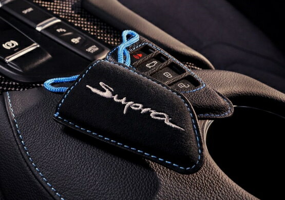 【現行型トヨタ GRスープラ】「SUPRA」ロゴ入り 牛革 キーグローブ 2個セット 海外仕様純正アクセサリー