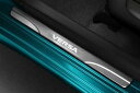 【E12系ノート】「VERSA」ロゴ入り イルミネーションキックプレート 前席用ドア2枚分セット 海外仕様純正アクセサリー(2)