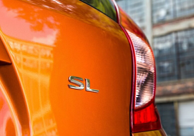 【E12系ノート】リア右「SL」文字 エンブレム 海外仕様純正部品