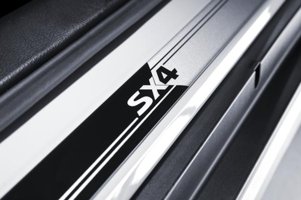 【YA22S/YB22S系スズキ SX4 S-CROSS】「SX4」ロゴ入り サイドシルスカッフ ドア4枚分セット 海外仕様純正アクセサリー