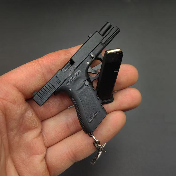 JM商店の1/3スケール G17 グロック17 ミニチュア キーホルダー キーリング モデルガン 排莢式 G17 G18 G19 G26 おもちゃ 誕生日プレゼント｜アングル3