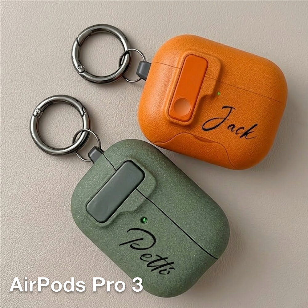 商品名 AirPods Pro3 ケース 名入れ 刻印 名前入り AirPodsPro3 第3世代 カバー エアーポッズ プロ3 ケース おしゃれ かわいい 耐衝撃 落下防止 シンプル レザー調 ニュアンスカラー 韓国 イヤホンケース 保護ケース アクセサリー 記念日 贈り物 プチギフト メンズ レディース 対応機種 Airpods Pro3 説明文 【質感にこだわったハイブリッドデザイン】 手に馴染む温かみのあるキャンバス地のようなテクスチャと、耐久性に優れた素材を組み合わせました。 指紋がつきにくく、滑りにくい表面仕上げにより、うっかり手から滑り落ちる心配も軽減。 オレンジ、モスグリーン、ダークグレーといった、大人の日常に溶け込む落ち着いたニュアンスカラーを展開しています。 【世界に一つだけの「名入れ」刻印】 ケースの前面には、お好きな名前やイニシャルを刻印することが可能です。 繊細で美しい筆記体フォントを使用し、まるでブランドロゴのような仕上がりに。 ご自身用にはもちろん、大切な方への誕生日祝い、記念日、就職祝いなどのギフトとしても大変喜ばれます。 【機能性と保護性能の両立】 ジャストフィット設計： AirPods Pro3（第3世代）の形状に合わせて精密に設計されているため、装着したままでもワイヤレス充電やケーブル充電がスムーズに行えます。 LEDインジケーター確認： 充電状態を示すLEDライトがケース越しに確認できるよう、フロントには小さなホールを配置。 優れた耐衝撃性： 万が一の落下時も、ケースが衝撃を吸収し、大切なAirPods本体をキズや破損から守ります。 ストラップホール付き： サイドにはストラップを取り付けられるパーツを備えており、バッグやベルトに取り付けて紛失防止に役立てることも可能です。 関連キーワード AirPods Pro3 ケース レザー AirPods Pro 第3世代 ケース 革 エアポッズ プロ3 ケース おしゃれ ストラップ AirPods ケース シンプル 大人 AirPods Pro3 ケース レディース かわいい AirPods ケース 落下防止 カラビナ エアポッズ プロ3 ケース 高級感 AirPods Pro 第3世代 ケース 名入れ AirPods ケース 革 プレゼント AirPods Pro3 ケース ピンク エアポッズ プロ3 ケース バイカラー AirPods ケース メンズ レザー AirPods Pro 第3世代 ケース 誕生日プレゼント エアポッズ プロ3 ケース 上品 AirPods ケース 本革 ストラップ AirPods Pro3 ケース ギフト エアポッズ プロ ケース シンプル AirPods Pro 第3世代 ケース 女性向け AirPods ケース 革 カラビナ付き エアポッズ プロ3 ケース おしゃれ⇒Airpods Pro3 商品一覧はコチラ ⇒他の機種をお探しの方はコチラ