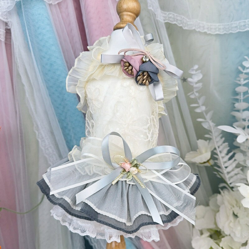 商品情報素材/材質ポリエステル/レースサイズ/寸法S 胴回り35cm　背丈28cmM 胴回り40cm　背丈35cmL　胴回り45cm 　背丈40cmその他商品説明●ハンドメイド商品●キャミソールタイプ/着せやすい●フリフリレース可愛い●伸縮性少しあります●ゴージャスでお手頃価格ご注意モニター発色の具合により色合いが異なる場合がございます。発送について●送料無料●追跡可能クリックポスト発送予定高級ドレス ハンドメイドペット洋服 ウェディングドレス 超可愛い ゴージャス 誕生日 記念パーティー 結婚式 プレゼント 人気 キャミソール 着せやすい ワンピース 上品 おすすめ 送料無料 高級ドレス ハンドメイドペット洋服 ウェディングドレス 超可愛い ゴージャス 誕生日 記念パーティー 結婚式 プレゼント 人気 キャミソール 5