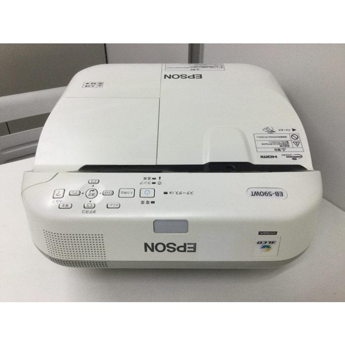 EPSON EB-590WT 超短焦点だから前に立っても影ができにくい｜電子黒板機能搭載の会議・教育用プロジェクター ■ 状態ランクについて ランク 状態の目安 S 未使用に近い状態。傷・汚れほぼなし A 目立った傷・汚れなし。良好な状態 B 使用に伴う小傷・使用感あり。動作良好 C 傷・汚れがやや目立つが動作に問題なし D 傷・汚れが多い。ジャンク品に近い動作品 ■ 商品詳細 メーカー EPSON（エプソン） 型番 EB-590WT ■ 状態 動作確認済みです。ランクBのため、使用に伴う小傷・使用感がございます。 ※本商品は在庫3台ございます。ランプ点灯時間は個体ごとに異なります（下記参照）。ご注文時に個体の指定はできかねますため、ご了承の上ご購入ください。 個体 明るさ：高 明るさ：低 個体1 2633時間 28時間 個体2 561時間 0時間 個体3 2748時間 16時間 ■ 基本仕様 投写方式 3LCD方式（3原色液晶シャッター式投影方式）超短焦点 解像度 WXGA（1280×800）16:10 明るさ 3300lm（白色・カラーとも） コントラスト比 10000:1（オートアイリス使用時） 映像入出力端子 ミニD-Sub15pin×2（入力/出力兼用）、RCA（コンポジット）、S端子、HDMI×2 音声入出力端子 ステレオミニ×3（入力）、ステレオミニ（出力）、マイク入力 制御端子 RS-232C、USB Type-B（USBディスプレイ用）、RJ45（ネットワーク用） スピーカー 16W 光源 245W UHE（ランプ型番：ELPLP80） 本体サイズ・重量 367×375×155mm（突起部含まず） / 約5.5kg 付属品 電源コードのみ ※本体・電源コード以外の付属品（リモコン、Easy Interactive Pen、ケーブル類等）はございません。リモコンが付属しないため、電源のオン/オフ・入力切替は本体操作パネルでの操作となります。電子黒板機能はペンが付属しないためご利用いただけません。 ■ 配送について ■ 本州送料無料 ■ 宅配便での発送となります。 ※北海道・沖縄・離島への発送は不可となります。予めご了承ください。 ■ 保証 1週間の無料保証付 万が一、掲載内容と商品に相違があった場合のみ、商品到着後1週間以内にご連絡頂けましたら、返品・返金に対応いたします。 ※ランプは消耗品のため保証の対象外となります。