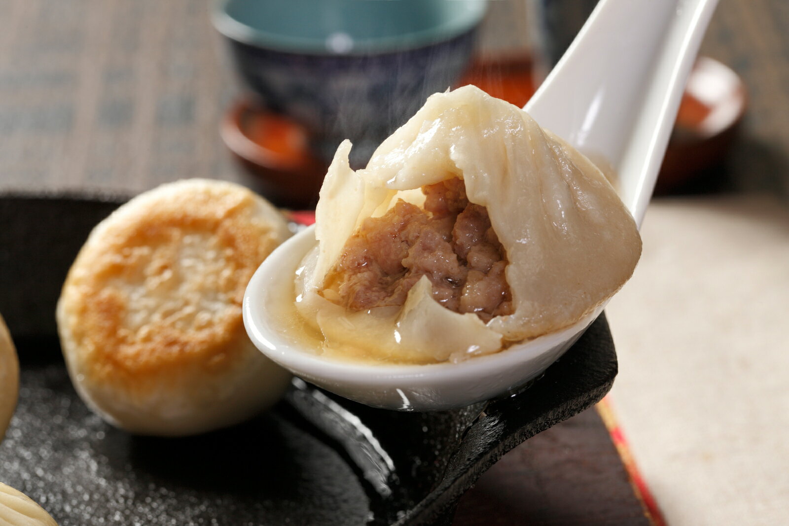 上海料理 状元樓 上海焼き小籠包6個 人気 おすすめ お試し 横浜中華街 中華 点心 飲茶 惣菜 小籠包 しょうろんぽう ショウロンポウ 国産 ハーブ豚肉 食品 食べ物 お土産 ごちそう お取り寄せグルメ 冷凍 簡単調理 フライパン