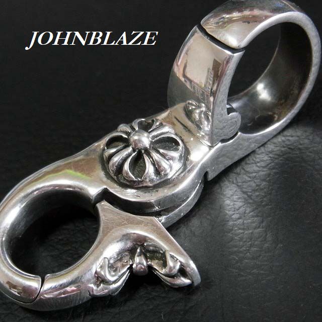 JOHNBLAZE 商品説明 シルバー925製　クラスプ ジョイントパーツ クロスエンブレム 手動開閉2箇所 上部：スナップ式 下部：プッシュ式 サイズ タテ幅約57mm×ヨコ幅約27mm ※多少の誤差はご了承下さい。 重　量 約37g ※多少の誤差はご了承下さい。 材　質 Sterling Silver シルバー925製 注意事項 モニター機種環境により色合いが異なって見える場合がございます。 素材の大きさや形状により取付け対応できない場合があります。 ハンドメイド品、掲載画像はサンプルを撮影したものです。 商品毎に個体差があり、銀の燻し風合いや色合いは異なります。 生産過程に生ずる小傷などがある場合がございます。 一般的なシルバー925製品の強度となります。 あらかじめご理解ご了承の上、ご購入お願い致します。 JOHNBLAZE高級感漂う個性派アイテム　シルバー製のキーチェーン、キーホルダー ジョイントパーツとしてもどうぞ！　使い方いろいろ　これひとつでオシャレ度アップ♪ スナップ開閉タイプで装着かんたん♪ズボンのベルトループなどに瞬時に取り付け、取り外しができます。