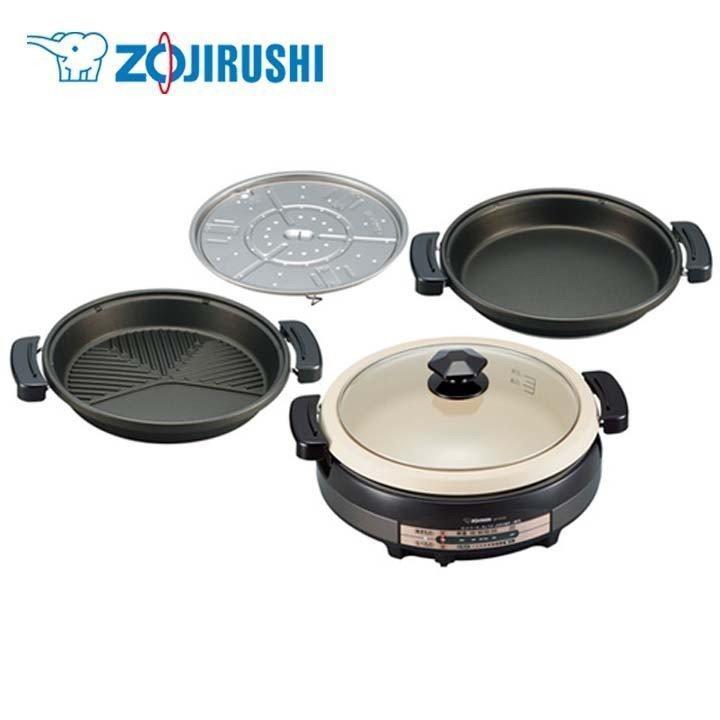 ◆新品未開封品◆ZOJIRUSHI 象印 グリルなべ 「あじまる」 1台4役大型タイプ 5.3L ブラウン◆EP-RV30-TA◆4974305212887◆ 新品未開封品！送料無料！（一部地域、別途送料有り）注文確定後、即日-翌日以内に発送いたします。(定休日は除く) ふだんの食卓を、特別な時間へ。食材の彩り映える土鍋風なべ。斜めに置ける6角形の「ラク置きふたつまみ」。1台4役！焼肉・平面プレートに遠赤コーティングを追加。●品番EP-RV30-TA●消費電力1350W●商品サイズ（cm）※ガラスフタ含む土鍋風なべ使用時：幅約44.5×奥行約38×高さ約22平面プレート、焼肉プレート使用時：幅約42×奥行約38×高さ約19プレート3枚重ね時：幅約44.5×奥行約38×高さ約27●本体質量約7kg●2.5mロングコード●その他機能一覧丸洗いOK（なべ＆プレート）樹脂とっ手つき（遠赤平面プレート、土鍋風なべ、平面スペースつき溝つき遠赤焼肉プレート）サッとひとふきフラットヒーター最高温度250℃スライド式温調マグネットプラグ（検索用：ホットプレート 卓上調理 卓上鍋 焼肉ホットプレート卓上鍋 卓上鍋ホットプレート 4974305212887）※商品に付いての詳細はメーカーホームページをご確認ください。※モニターの発色により実際と異なる場合があります。▼▼▼購入前に必ずお読みください▼▼▼※こちらの商品は返品不可商品です。初期不良を含めすべてメーカー対応のみとさせていただきます。予めご了承ください。新品未開封品！送料無料！（一部地域、別途送料有り）注文確定後、即日-翌日以内に発送いたします。(定休日は除く)初期不良を含め、すべてメーカー対応となります。※シリアル番号等管理しております。※エアキャップに巻いての発送となりますのでご容赦下さい。※注文確定後は、キャンセルは受け付けておりませんので、ご了承お願い致します。 5