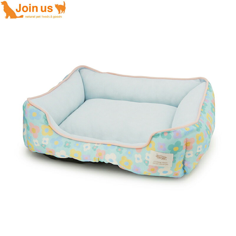 内生地にワッフル生地を使用したペット用ベッドです。 ワッフル生地は、生地の凹凸により肌に触れる部分が少なく爽やかで、糸を浮かせて作られているため、包み込むような柔らかい肌触りを持っています。 また生地面の凹凸は、生地と体の間に空気の層を作り出し体温を逃がさず、一方で通気性にも優れています。そのため季節を問わず快適に使うことができます。 中型犬におすすめの大きさ。もちろん猫ちゃんにもおすすめです。 Homey Square Bed サイズ 横(約)55cm×高さ(約)18cm×奥行(約)45cm/重量(約)730g 素材 生地：ポリエステル 詰め物：ポリエステル 生産国 中国 ご使用方法についてはこちらをご覧ください季節を問わず使えるワッフル生地のスクエアベッド♪ 【ペット用ベッド/猫・中型犬向け】 適度な保温性があり、季節を問わず活躍するワッフル生地を使ったペット用ベッドです。 ワッフル生地は、凸凹とした立体感のある織り目が特徴で、柔軟性、伸縮性があり、生地面の凹凸が空気の層を作り出し適度な保温性と通気性を作り出すことで、秋冬はもちろん、春夏も快適に使うことができます。 中型犬におすすめのサイズ感なので、色んなワンちゃんや猫ちゃんに幅広くお使いいただけます。 可愛いパートナーにぴったりのフラワーをオリジナル柄でプリントしています。 リビングなどにも置きやすくペットが落ち着けるベッド やわらかい凸凹が嬉しい！万能ワッフル生地 ふわふわサラサラな手触りでリラックスできます。 アパレルブランドでも採用の多いフラワー柄 かわいいフラワー柄で愛犬愛猫もほっこり♪