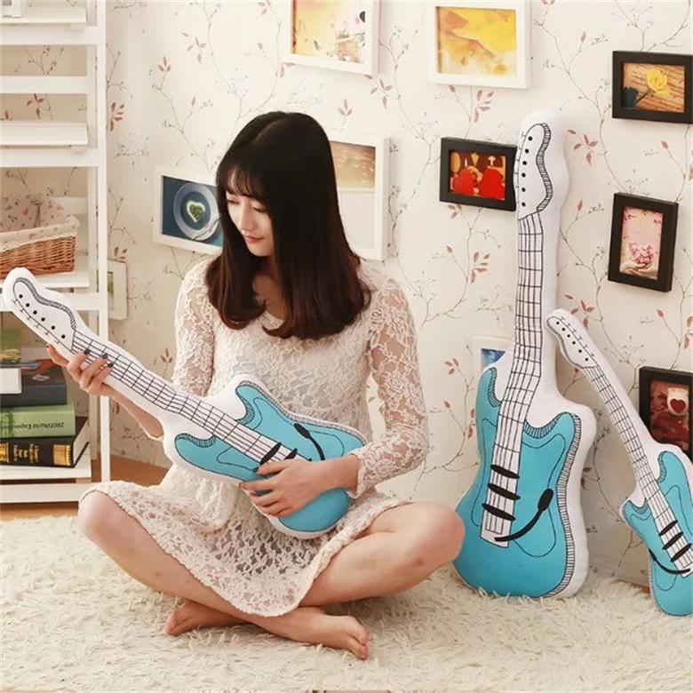 送料無料 90cm ぬいぐるみ 全2カラー ギター guitar 動物 可愛い かわいい 彼女に ふわふわで癒される 柔らか 心地いい プレゼント 長いぬいぐるみ 抱き枕 クッション インテリア ギフト c-wanou-10121-gg