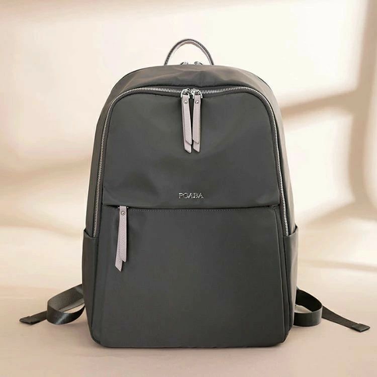 商品名 ビジネスリュック　レディース　 サイズ Size-M: 縦幅38cm×横幅28cm×マチ12cm 約0.55Kg (13.3インチ〜14インチのPC対応可能） Size-L: 縦幅43cm×横幅30cm×マチ15cm 約0.62Kg (15.6インチのPC対応可能） ※人の手にての計測となります為、サイズにつきましては1〜2cmの誤差が生じる場合がございます。予め、ご了承の上、ご注文下さい。 ※サイズ・重量は、多少の誤差が生じる場合がございます。 ※お持ちのパソコンサイズ・インチのお間違えがないよう、必ず、ご自身のお持ちのパソコンの型番をお調べの上、 商品ページ記載サイズをご確認頂き、余裕のあるサイズをご注文下さい。 商品説明 ・働く女性に笑顔を！シンプルデザインのビジネスリュック厚み薄型だから通勤スタイルにもピッタリ。 ・A4も入る大容量—スリムに見えて一泊分の荷物と15.6インチまでのノートPCが入る大容量。A4サイズの書類や雑誌、折り畳み傘、ペットボトル、財布、衣類等普段持ち歩く荷物も楽に収納できます。 ・サッと取り出せる外ポケット—フロント、両サイドにポケットを搭載、携帯電話、バッテリー、財布、iPad、折り畳み傘など様々なアイテムを収納可能。バッグ上部には、持ち歩きに便利なハンドルを装備。 ・盗難防止隠しポケット—バックの背面に隠しポケットがあるので、パスポート、財布などの盗難防止に役立ちます。盗難被害の多い海外でも安心。 ・撥水・防汚加工—水を弾くのに加え、汚れが付きにくい特殊な素材を使用。突然の雨やうっかりこぼしたコーヒーもサッと一拭きで元通り。効果的に水の浸透を防ぎ、バックの中身を保護します。 ・衝撃吸収パッド仕様—ノートPC収納用ポケットは衝撃を和らげる防震パッド入りなので、タブレット端末やノートパソコンを安心して持ち運べます。 ・負担軽減ベルト—人間工学に基づいたデザイン設計。幅4cm、クッション性・通気性に優れたメッシュ生地により肩への負担を軽減。 ・キャリーオン機能—出張、旅行の際、スーツケースに引っ掛けるキャリーオンベルトを搭載。 ・シンプルデザイン—シンプルなデザインだからビジネス、トラベル、ファッションと様々なシーンで使用できます。通勤・通学スタイルにもピッタリ。スーツ姿を崩さないスタイリッシュなデザインです。 ・使えるシーン—年齢を問わず、普段使い、ビジネス、通勤、通学はもちろん旅行バッグとしてなどシーンを選ばずに使用できます 商品カラー ブラック、ベージュ、パープル、ダークグレー、ブルーグレー系、グレージュXブラウン 注意事項 1.PC、環境、光の具合等により、色のイメージが画像と若干異なる場合が御座います。 2.製造上、細かな汚れやシワ糸のほつれが発生する場合がございます。度を超して痛みのある場合には弊社までご連絡下さい 発送 宅配便発送