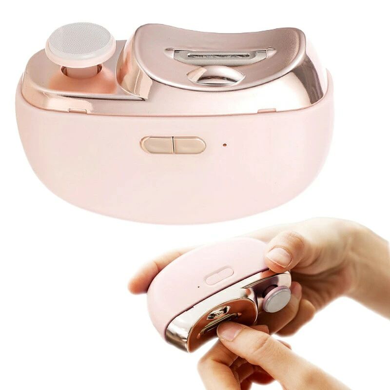 商品説明ポイント【2段階の調速機能】 この電動爪切りは、2段階の調速機能を備えており、個々のニーズに合わせて調整することができます。爪の硬さや長さによって、切るスピードや力を調節できます。自分に最適なネイルケアを実現するため、使いやすさと効率性を備えた便利な製品です。日々のネイルケアをより快適で簡単に行いたい方におすすめです。&nbsp;【爪を滑らかに】 優れた性能により爪を滑らかに整えることができます。爪磨きの磨き面と爪面が平行になるよう合わせて研磨すると、爪を滑らかで美しくすることができます。爪の形状や質感を改善するだけでなく、ツルツルな仕上がりで指先の美しさを引き立てます。快適で簡単な爪ケアを実現し、美しい指先を手に入れるお手伝いします。&nbsp;【静音設計】 この爪切りは、静音設計が施されており、非常に静かな動作音で動作します。静音技術により、周囲の騒音を最小限に抑え、周囲の人々に対しても迷惑をかけることなく、快適にネイルケアを行うことができます。静かな環境でリラックスしながら爪を整えることができるので、日常の忙しい時間帯でも気軽に使用できます。静音設計により、使い心地が向上し、ストレスフリーなネイルケアを提供します。&nbsp;【ロック機能】 便利なロック機能も備えています。使用中に誤って起動しないように、ロック機能を活用することで安心して持ち運びができます。ボタンを長押しすることで簡単にロックし、再び使用する際には同じくボタンを長押ししてロックを解除します。このロック機能により、外出時や収納時において、誤操作から守ってくれます。便利な機能が揃った電動爪切りで、快適で安全的にネイルケアできます。&nbsp;【コンパクト 軽量】 軽量かつコンパクトなデザインであり、持ち運びに便利な特徴も備えています。小型ながらもパワフルな性能を持つため、旅行や外出先でも簡単に使用できます。手荷物の中にスッと収納できるサイズでありながら、しっかりとしたネイルケアができるので、いつでも綺麗な指先をキープすることができます。軽量で持ち運びに便利なので、忙しい現代のライフスタイルにぴったりなアイテムです。ご注意 実際の色味と写真の色味は光の当たり方やディスプレイの環境によって、多少異なる場合がございますのでご了承くださいませ。 製品品質向上、または製造時期により、予告なくデザイン及び仕様を変更する場合がございます。