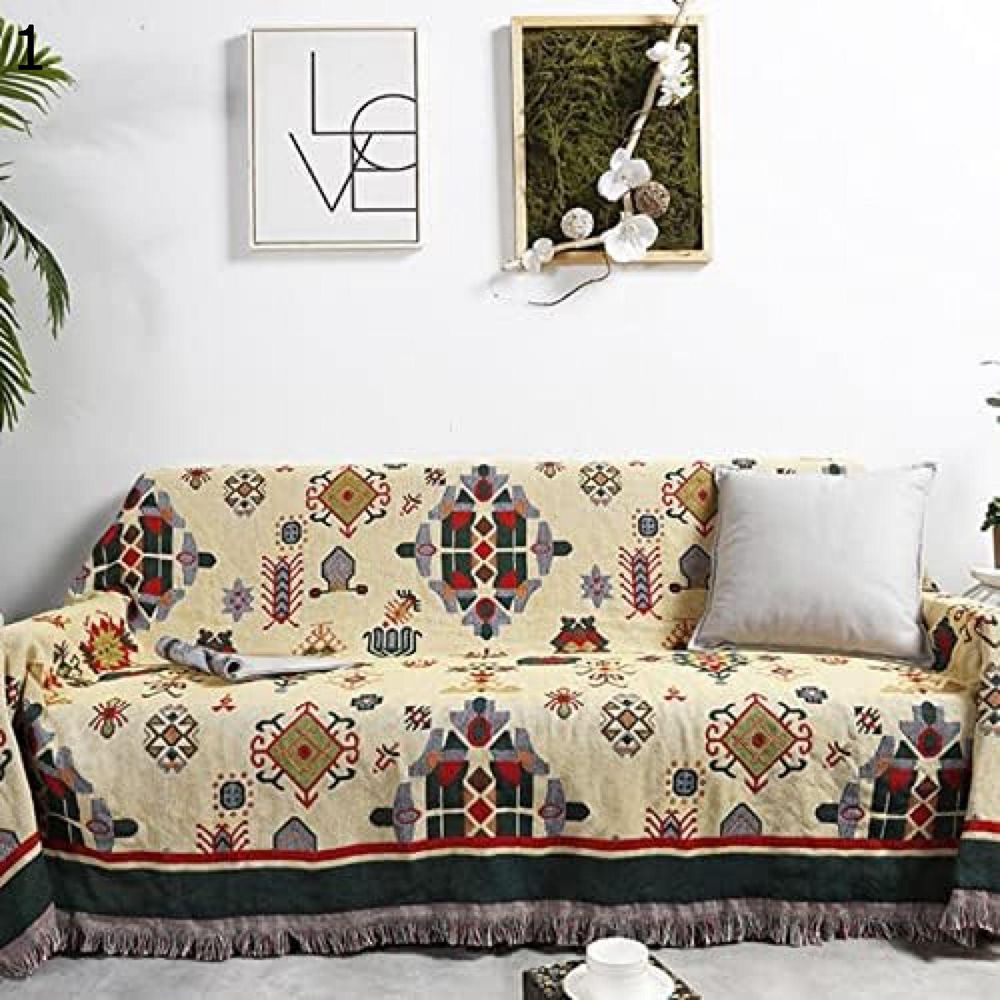 　　　 ◆◇◆人気の秘密◆◇◆ ◆ 【呼吸ソファカバー】品質が高い綿で作られたカーペットは手触りが柔軟です。綿は特別な処理を行い、天然の抗菌防臭性を持つ、細菌類が繁殖しにくく耐久性があります。肌に優しくて優れた通気性もあるので、ベビーケットとしても大活躍で、全年間も快適に利用できます。オールシーズン共通で、冬の寒い日はもちろん、エアコンで寒くなる夏には冷え対策として年中使えます。 【サイズ】90*90cm 、90*150cm、 90*180cm、 90*210cm、 90*240cm、 130*180cm 、180*230cm 、180*260cm、180*300cm 、180*340cm、 230*250cm 、230*275cm、 230*330cm。 2．四季通用の保護カバーは、防塵、キズ防止の機能があり、ソファをしっかりと保護します。 3．北欧風のオシャレなデザインは、明るく、気持ちを転換させる素敵な雰囲気を醸し出します。 4．ダブルソファーからシングルソファー、毛布、インテリア、カーペットまで幅広く使用可能で、お部屋の雰囲気を気軽に変えることができます。 5．丸洗い可能で、収納も便利なので、清潔に保ちながら使いやすい商品です。お部屋の飾り付けにも最適です！ 　　　◆◇◆注意事項◆◇◆ご覧のモニターの環境、撮影環境により実物と色味が異なって見える場合がございます。湿った状態で他のものと擦り合わせると色が移る恐れがあります。濃色品の洗濯時は、白色、淡色と分けて洗ってください。説明 エスニック風 フリンジ付き マルチカバー 130*180cm - ソファカバー/ベッドカバー/ラグ - 北欧風 - 洗濯可能 - 両面使用 - 赤/緑ブランケット - 四季通用◆ 【呼吸ソファカバー】品質が高い綿で作られたカーペットは手触りが柔軟です。綿は特別な処理を行い、天然の抗菌防臭性を持つ、細菌類が繁殖しにくく耐久性があります。肌に優しくて優れた通気性もあるので、ベビーケットとしても大活躍で、全年間も快適に利用できます。オールシーズン共通で、冬の寒い日はもちろん、エアコンで寒くなる夏には冷え対策として年中使えます。 【サイズ】90*90cm 、90*150cm、 90*180cm、 90*210cm、 90*240cm、 130*180cm 、180*230cm 、180*260cm、180*300cm 、180*340cm、 230*250cm 、230*275cm、 230*330cm。 【オシャレなデザイン】北欧風の柄が施されたソファーカバーは、部屋の雰囲気を明るくし、心地よい感覚を与えてくれます。両面使用可能なデザインで、気分や内装に合わせて変えることができます。 【マルチカバー】四季を通じて使えるソファーカバーは、汚れやキズからソファをしっかりと保護します。猫ちゃんのいる家庭にもオススメで、爪とぎからソファを守ります。 【幅広い適用場所】ダブルソファー・シングルソファーだけでなく、ベッドやオフィス、自動車などにも使用可能。また、キャンプやバーベキューなどのアウトドアでも活躍します。 【丸洗い可能、収納便利】手洗いや洗濯機で洗え、折りたたむことでコンパクトに収納できます。お手入れや収納が簡単で便利です。