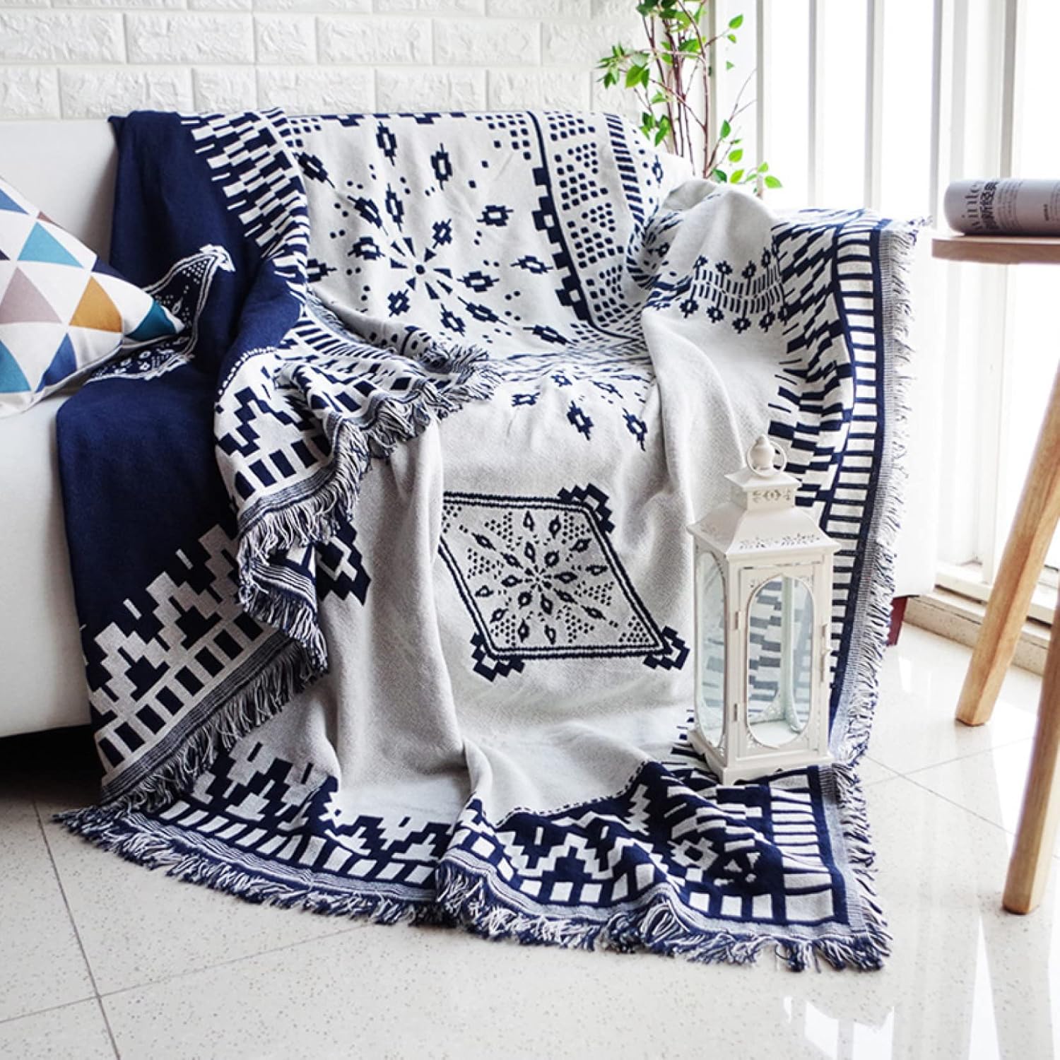 　　　 ◆◇◆売れている秘密◆◇◆ 適用サイズ:90*90cm 90*150cm 90*180cm 90*210cm 130*180cm 180*230cm 230*250cm 230*280cm 180*340cm 230*340cm。素材：コットン、ポリエステル混合。 適用:ソファの保護カバーとしてだけでなく、ペットがソファを傷つけるのを防ぐためにペットマットとしても使用できます。家具の汚れやペットの毛から保護します。防塵、防汚れ:ソファーに掛けたり、ソファーの防塵、防汚れ作用を発揮します。カバーが汚れになったら、あらってからきれいになり、長期間使えます。 インテリア:丁寧に織り込まれた柔らかさ、豊かな質感、耐久性を確保し、インテリアに余分な質感を加え、お部屋を居心地の良い空間に変えます。明るい色はインテリアやその他のアクセントピースと簡単に組み合わせることができます。 ご注文より7〜14営業日の到着となります。（土・日・祝日を挟みますと、配送が遅れる場合もございます。 適用場合:絨布ような肌触りで四季節も通用です。リビングではソファーカバー、テーブルクロス、旅行用ブランケット。収納棚などの目隠し布としてもOK、寝室ではベッドカバーに変身。実用性も美観性も備えている，気軽にお部屋の飾り付けを変える。 ソファーの形に沿ってかけるだけで雰囲気が簡単に変えます！「お手入れ簡単」:生地が伸びますので、装着も脱着も簡単、女性一人の力でも問題なし。洗濯機で丸洗い可能であり、乾きやすく、気軽に洗濯できます。 　　　◆◇◆注意事項◆◇◆ご覧のモニターの環境、撮影環境により実物と色味が異なって見える場合がございます。湿った状態で他のものと擦り合わせると色が移る恐れがあります。濃色品の洗濯時は、白色、淡色と分けて洗ってください。説明 -