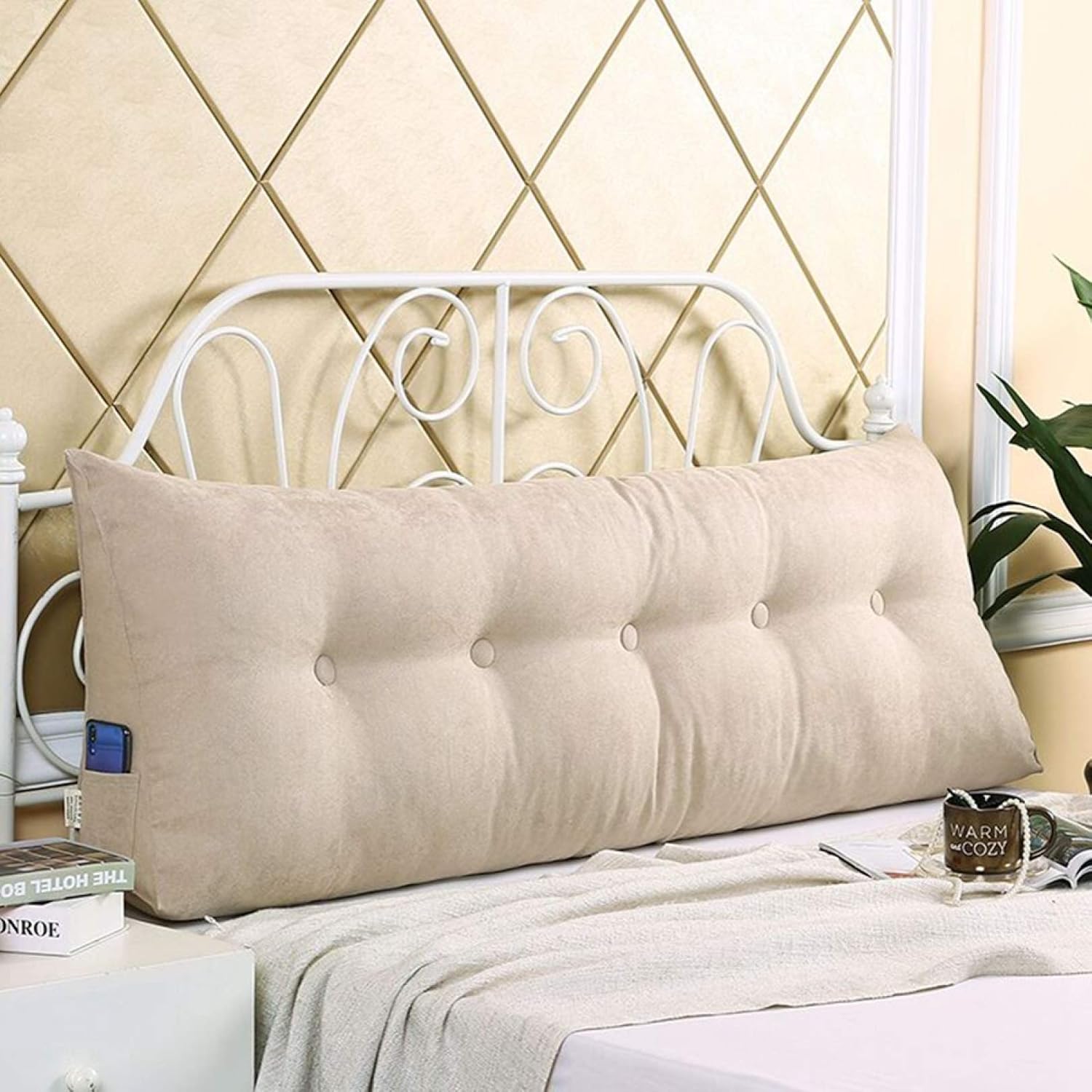 　　　 ◆◇◆売れている秘密◆◇◆ 【三角形の形状】背中、首、肩をサポートするように設計されており、リラックスしながら正しい姿勢を維持することにより、背中の痛みを緩和します。大きいクッションに身をゆだねて、お部屋でごろんとゆっくり〜♪読書やテレビ観賞など、背もたれとして上半身を起こしたい時に便利。また、クッションを倒して、ひざの裏側に敷いてサポートアイテムとしてもGood。 【ウェッジ枕：正しい姿勢へと導く】腰クッションなしでは、腰や背中が沈みすぎるものが多く、猫 背になってしまいます。悪い姿勢が身体に負担がかかります。このランバーサポートクッションは、腰を支え体圧を分散することで、安定した姿勢に導いてくれます。長時間座っていても快適です。 【サイドポケットとジッパーデザイン】便利なサイドポケットは、リモコン、電話、または身に付けておきたいアイテムを収納できます♪。 隠されたジッパーの設計、美しく耐久性がある。 簡単なクリーニングのためのジッパーの取り外しが容易。 【インテリア】 無地のクッションは人気の北欧風インテリアはもちろん、和室・洋室どちらにも似合います。洋室にも和室にも 壁につけると楽にもたれることができるので、リクライニングチェアのように快適です♪ フローリングや畳の部屋でこたつと一緒に使えます。 一度使用すると普通の座布団やコタツ用クッションには戻れません。 【読書に最適なベッドクッション】筋背の最適な軽減。このヘッドボードクッションは、背中、、に一人暮らしをプチ贅沢仕様に 大学生や社会人の新生活や単身赴任のワンルームなど1人暮らしにもピッタリな一人用のソファークッション。 ローテーブルにもちょうどよい高さのフロアクッションです。 映画鑑賞やティータイムなどのおうち時間をリラックスして過ごせそうです 最適な快適さとリラクゼーションを提供します。読書やテレビ視聴で優れています。ベッド、ソファ、窓の敷居などの場所に置くことができ、たちが頭をぶつけないようにする。 　　　◆◇◆注意事項◆◇◆ご覧のモニターの環境、撮影環境により実物と色味が異なって見える場合がございます。湿った状態で他のものと擦り合わせると色が移る恐れがあります。濃色品の洗濯時は、白色、淡色と分けて洗ってください。説明 サイズ： 60*20*50cm二つボタンがなし、80*20*50cm二つボタンがあり、 100*20*50cm三つボタンがあり、 120*20*50cm4つボタンがあり、 150*20*50cm5つボタンがあり、 180*20*50cm六つボタンがあり、200*20*50cm七つボタンがあり、 生地素材：ポリエステル繊維 充填素材：PP綿 カバー：ファスナー付き(ジッパー付き)ですので、取り外して洗濯機で洗え、いつでも清潔な状態を維持できます。 中身＆耐久性 背もたれピロー中の詰め物は pp綿です。柔軟性が有り、長時間もたれてもすぐ元々の様子に戻って耐久性が抜群です。 高品質のPPコットンで、の敏感な肌を傷つけたり刺激したりする化学物質は含まれていません。 安全で肌に優しい うつ伏せ寝の方にも 俯せの姿勢が好きな方におすすめしたいうつぶせ寝クッション。 寝ながら読書やノートパソコン、スマホを見るのもうつぶせクッションで楽ちん。 サポートクッションのようにアームレストがないから狭い場所にも収まります。 三角形の形のクッションを背中に挟むと、60度という角度が程よいリクライニング効果を作ってくれます。 人間工学に基づいたアーチ型デザイン 科学的な厚さ、ボディの厚さ、人間工学に基づいたデザイン、ふわふわした、フルと通気性の高い弾力性と耐久性人間工学に基づいた設計が腰や背中のS字カーブをしっかり支えま す。腰をしっかり支えるので背筋が自然に伸びて、腰への負担を軽減します。あなたの背中、頭も足をサポートするためにそれを使用することができます。あなたは、座って敷設や寝ているかどうかを快適に保つために上昇し、あなたの足を維持しながら、健康的な姿勢を促進するために、ヘルプがを軽減し、あなたの睡眠の質を高めます。 ★オフィスや家庭用品として最適です。それは、背中、、に最適な快適さとリラクゼーションを提供します。読書やテレビを見たり、リラックスするのに最適です。 ご注意 ◆梱包形態：圧縮パック 圧縮パックから取り出す際は、中のぬいぐるみが傷つかないように十分ご注意ください！ ★※万が一、不良品や不具合等がございましたら、どうぞ気軽に連絡してください。 ★※こちらは誠意をもって早速に対応させて頂きます。 ★※お客様のご都合による（イメージ違い、サイズ違いなど）へんぴん・交換のそうりょうはお客様ご負担いたします。 ※万が一在庫切れや入荷待ちとなる場合は別途メールにてご連絡いたします。 メールについて： ※メール返信とご注文対応は、平日10：00〜18：00頃に対応しております。（日曜日を除外） 休業日、営業時間外にいただいたお問い合わせのご返信は、翌営業日以降となります。どうぞご了承くださいませ。 ※ご注意：当該商品は「DONG」にしか販売しておりません。最近悪出品者は弊社の商品と似たような商品は販売しておりますが、相乗り出品者の商品品質が保証できないため、購入後に 弊店と一切関係ありませんので、購入前に、出品者は「DONG」であるかどうかをご確認した上に、 正規品をご買い上げをお求めくださいませ。