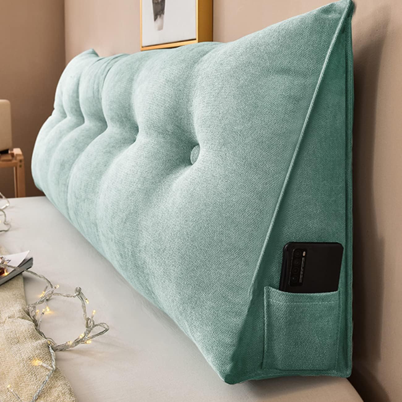 　　　 ◆◇◆売れている秘密◆◇◆ ◆「サイズ」（cm） 1枚入り 長さ60*幅さ20*高さ50 長さ80*幅さ20*高さ50 長さ100*幅さ20*高さ50 長さ120*幅さ20*高さ50 長さ150*幅さ20*高さ50 長さ180*幅さ20*高さ50 長さ200*幅さ20*高さ50 ◆「ポケット付・洗濯可」スマホやリモコンを収納できるサイドポケット付き。 カバーは取り外せお手入れがラク洗濯機で洗える。 ◆「オールシーズン使える素材」表面はベルベット生地で、柔らかく通気性があり、快適で、色褪せがなく、縮みがありません。ふわふわ、柔らかく、つぶれていません。春夏秋冬、一年中使えます。 ◆「この枕は様々な場所に適しています」ソファ、ベッド、畳、床、長椅子、特にヘッドボードのないベッドに適しています。ベッドで読書する方にお勧めのクッションです。三角形のクッションが背中にフィットし、長時間の読書で背中への負担を軽減します。 ◆「和室にも洋室にもインテリアにとけ込む」無地のナチュラルなデザインで、畳のお部屋から人気の北欧テイストまで、どんな空間にも馴染みます。 「ギフトやプレゼントに」便利な三角クッションは、さまざまな方に喜ばれる贈り物です。兄弟・姉妹などのご家族やお友達、彼氏、彼女への誕生日プレゼント、新築祝い、新居への引越し祝いなどの贈答品としていかがでしょうか？ 　　　◆◇◆注意事項◆◇◆ご覧のモニターの環境、撮影環境により実物と色味が異なって見える場合がございます。湿った状態で他のものと擦り合わせると色が移る恐れがあります。濃色品の洗濯時は、白色、淡色と分けて洗ってください。説明 「サイズ」（cm） 1枚入り 長さ60*幅さ20*高さ50 長さ80*幅さ20*高さ50 長さ100*幅さ20*高さ50 長さ120*幅さ20*高さ50 長さ150*幅さ20*高さ50 長さ180*幅さ20*高さ50 長さ200*幅さ20*高さ50 北欧風のおしゃれなデザイン：背もたれクッション〜 大きい三角クッション〜 クッション、枕、背もたれ、腰枕、足枕など幅広い用途で使える。 ◆【背もたれクッション】 リラックスして座るときの負担を和らげます。読書＆スマホ操作が楽になります。 ◆【読書用クッション】 壁、ベッド、ソファにもたれて、本を読んだっり、テレビを見たり。 ◆【うつ伏せクッション】 うつ伏せで使えばごろ寝クッションに。くつろぎタイムにどうぞ。 ごろっと横になったり、うつ伏せしたりしてスマホを見ても丁度良い角度です。 ◆【足上げクッション】 リラックス時に、足を上げて足枕も使えます。 横になったときに足の位置を心臓より高くすることで足のだるさや疲れ解消に。 ◆【普通の枕として】 位置を調整してお好みの傾斜で眠れます。 ◆【横寝用の枕として】 あおむけがつらいとき、横寝の枕にすれば首の負担が減ります。 「ご注意」 ※照明効果やモニターの明るさ/コントラストの設定の違いにより、掲載写真と実際の商品の色調は若干異なる場合があります。 ※圧縮梱包されたままの状態で長期間保管した場合、クッションが復元できなくなってしまいます。商品到着後、1週間以内に必ず圧縮から開放をして頂くようにお願いします。 「キーワード」 背もたれ クッション 大きい ロングクッション 三角枕 低反発クッション 読書用クッション 背中クッション 三角形クッション 一人暮らし用クッション ベッドの上クッション 背もたれクッション せもたれクッション 背当てクッション 腰枕 椅子クッション 椅子用クッション 車用クッション ソファー リビング 寝室 床 オフィス用 車 仕事用 猫背 オフィス 自宅用 チェアクッション おしゃれ かわいい 長いクッション 特大 ローソファ リラックス コンパクト ひとり まくら 三角クッション ごろ寝 足上げ 高反発 寝返り 洗濯可 3角クッション プレゼント用