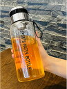 ガラス水筒 2L 1リットル 茶こし ウォーターボトル 水筒 クリアボトル 直飲み 耐熱 持ち運び便利 無鉛 水分補給 耐衝撃性 スポーツ 運動用 夏用 旅行 ...