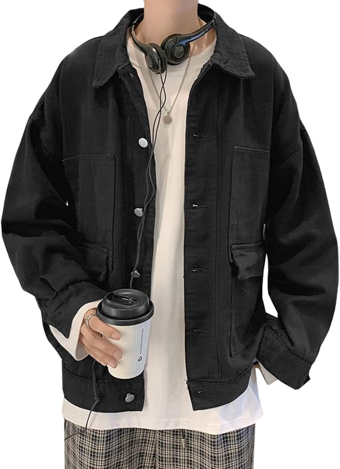 　　　 ◆◇◆売れている秘密◆◇◆ メイン素材: 100% 分類外繊維(コットン混) 素材構成: 100% 分類外繊維(コットン混) 適度な厚みのあるしっかり綿生地で作られているので、通気性が良く、防風、防寒性に優れています。 窮屈さを感じさせない絶妙なデザインで、ストレスのないオシャレを楽しめるデニムジャケットです。丈夫な縫製を使用しているので、破れにくく、耐洗濯性に優れています。 コーデに取り入れやすい大人カジュアルスタイルのジャケットは、どんなアイテムと合わせても相性抜群で、男性魅力をよく見せてくれます。 　　　◆◇◆注意事項◆◇◆ご覧のモニターの環境、撮影環境により実物と色味が異なって見える場合がございます。湿った状態で他のものと擦り合わせると色が移る恐れがあります。濃色品の洗濯時は、白色、淡色と分けて洗ってください。説明 ブランド：Sakunaca（※商標【6547062】）しっかりとしたおしゃれな綿混紡のデニム生地を使用しており、着心地が抜群なメンズジャケットが入荷しました。羽織るだけでカッコイイデニムジャケットは、Tシャツと合わせたり、パーカーの上に羽織ったり、ファッション感がたっぷりで、秋の季節にメインアウターとして活躍する一枚です。ご注意：製造工程の関係上、各採寸箇所（平置き）実寸より（-1〜+3cm）の誤差の許容範囲でご了承願います。この商品は天然染料を染めの、独特な風合いを求めたジーンズと同様のデニム素材を使用しております。洗濯の度に色落ちが生じ、他のものに色移りします。また染料の特性上、本製品をそのまま着用すると、製品と接触したものに色移りが生じますので十分ご注意ください。漂白剤・タンブラー乾燥ご使用は避けてください。洗濯後はよく型を整えて干してください。商品の色は、ご使用のモニターによって実際の色と異なる場合が御座いますのでご了承ください。万が一、商品の不良など問題がありましたら「アカウントサービス」→「注文履歴」→「販売：新作店舗」→「質問する」から、ご連絡をいただきますようお願い申し上げます。