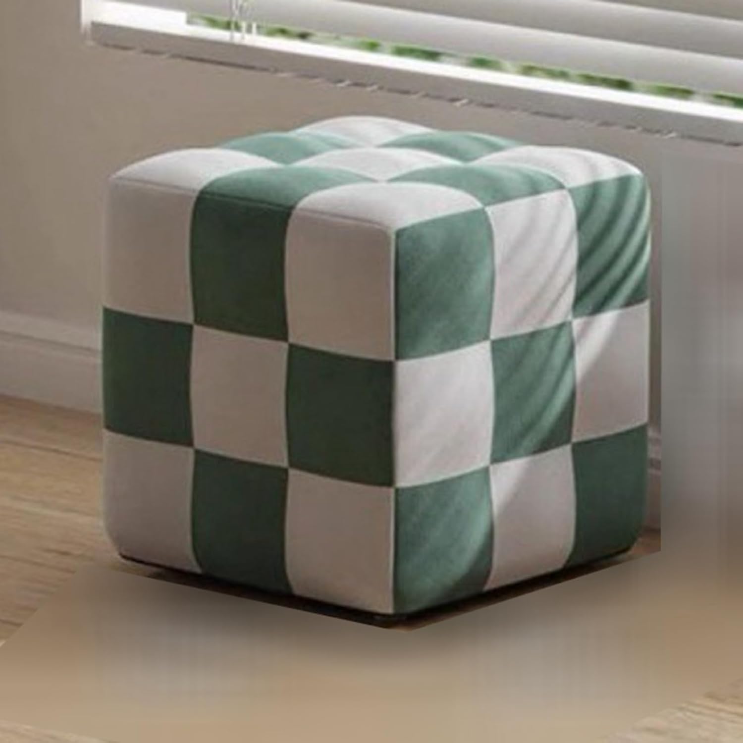 　　　 ◆◇◆売れている秘密◆◇◆ 頑丈な木枠のしっかり構造で、男性が座っても安定したサポートを提供します。 脚裏フェルトが付属しており、床の傷つきを防止し、安定した座り心地を保ちます。 コンパクトで持ち運びが便利なので、小さい部屋や一人暮らしの方に最適です。 スタイリッシュなデザインで、寝室、玄関、リビングルームなど様々な場所で使用でき、多目的に活用できます。 丈夫で耐久性があり、安定性が高い太いオットマンの足は最大150 KGを支えることができます。安全で滑り止めのマットが足の底に付いています。 　　　◆◇◆注意事項◆◇◆ご覧のモニターの環境、撮影環境により実物と色味が異なって見える場合がございます。湿った状態で他のものと擦り合わせると色が移る恐れがあります。濃色品の洗濯時は、白色、淡色と分けて洗ってください。説明 【商品紹介】 ◆コンパクトなサイズでお部屋の隙間収納に最適なリビング用オットマンチェア 　材質：ポリエステル+PUレザー ◆寝室、クローク、リビング、玄関など、さまざまなシーンで活躍。使い方自在で便利です。 ミニマリストなお部屋にぴったりの小さなフットスツール。美しい装飾としても活躍します。 ◆ポータブルなデザインなので、屋外での使用や狭い場所での収納にも最適です。 　高品質の無垢材で作られた頑丈なフレームは、安定したサポートを約束します。 ◆柔らかい座面が体にフィットし、静かに読書やお茶を楽しむ時間をサポート。リラックスできる空間を演出します。 　シンプルなデザインで様々な家庭のスタイルにマッチするバースツール。キッチンやバー、レストラン、カフェなどで幅広く活躍します。 ◆男性でも安心して座ることができるしっかりとした構造で、大人や子供に安定した座り心地をお楽しみいただけます。 　使い方が豊富なマルチポーズスツール。オットマンとしてだけでなく、サイドテーブルや履物を脱ぐときにも便利です。リビングからホテルまで幅広い場所で活躍します。 　シンプルでスタイリッシュなデザインは、どんなお部屋にも調和し、インテリアのアクセントになります。 当商品に関する問題はどうぞ弊店のメアドまでにお気軽にお問い合わせください。 本店は他の種類の豊富のスツールがあります！ 検索キーワード： オットマン チェア ソファ ソファー 無地 脚置き スツール 椅子 ソファスツール ベンチ グリーン 化粧スツール 足置き リビングルームとベッドルーム 足置き台 脚付きフットレスト 収納 腰掛けイス 背もたれ付き 耐荷重 フットスツール 低い腰掛け 滑り止め ドレッサーチェア コンパクト リビング/玄関/寝室適用 座椅子 ファブリック オレンジ サイズ ステップチェア スクエア チェアー 腰掛け ファブリックフットスツール ソフトスツール リビングルームベッドルーム