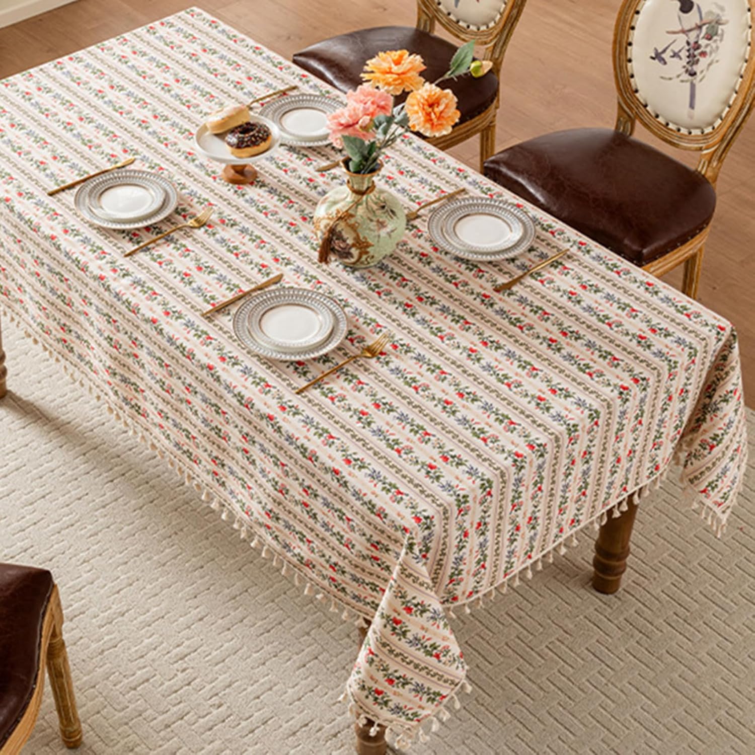 　　　 -------商品詳細------- ★　材質：綿麻 リネン 機能：防水 撥水 防汚加工 耐久 耐熱 お手入れ簡単 洗える サイズ：約60*60cm 60*90cm 80*120cm 90*90cm 90*140cm 140*140cm 140*180cm 140*200cm 140*220cm 140*260cm 140*305cm ★　【撥水加工】撥水加工を施していますので、水分を水玉のようにポロンとはじきます。ご家庭の洗濯機で洗濯可能です。水やお茶・調味料などをこぼしてもすぐに簡単に拭き取れます。汚れた場合になるべく早く拭いて頂いた方が長持ちします。 ★　【絶妙なタッセルデザイン】落ち着くカラーで、縁取りにタッセルもあり、どんな空間にも馴染むカラーとデザインで、テーブルに温かみや柔らかい印象をもたらします。【耐熱性】通気性がよく、耐熱性があり、ダイニングテーブルに適用します。 ★　【傷や汚れから守る】テーブルを傷や汚れから守り、食卓をお洒落に演出する大人気のテーブルクロスです。 【品質良い】いい品質pvc素材を採用して、柔らかくて厚手生地、繰り返し洗濯しても色落ちしにくく、耐久性にとても優れており、テーブルを傷や汚れから守れて、長年にわたってご使用いただけます。 ★　【広い用途】テーブルクロスは使いやすい長方形、正方形で、テーブル以外にも使用できます。和風の料理にも、洋風の料理にも合う、ナチュラルなテーブルになります。様々なシーンにお使いいただけます。式典、展示会、写真の背景、レストラン、宴会場、結婚式や婚約などの場所に適用します。説明 ご来店ありがとうございます 特徴 1、雰囲気変える シンプルな北欧デザインは色々な装飾スタイルに適合します。日常の食事を華やかな雰囲気をプラスします。素朴な色合いのカラーがおしゃれに食器引き立てます。 2、防水性 防水仕様ですので、したがって、ほとんどの水性および油性液体をはじくことができます。液体はビーズに変わり、転がり落ちます、そのため、ワイン、コーヒー、オイル、調味料などの液体や汚れを簡単に瞬時に拭き取ることができます。 3、実用性と耐久性が高い 耐久性に優れており、長時間の使用が可能です。清掃が簡単でテーブルの磨耗を防ぎます、適度な厚みで、食器やコップを置いた時のショックと音を和らげます。 4、ご家庭でのお洗濯もOK！ 伝統的なテーブルクロスよりも耐熱テーブルクロスの方が清潔で、メンテナンスしやすい。濡れた布、ナプキン、スポンジを使うだけで、心の水、油、酒、コーヒー、飲み物、ジュースがテーブルクロスにくっつく必要はありません。 5、シーンを問わずに使える パーティー、リビングルーム、露台、誕生日、ダイニング、キッチン、ホテル、アウトドアバーベキュー、新しい家を飾るや結婚式などの場合に適用します。 商品仕様 素材：綿麻 リネン? サイズ：約60*60cm 60*90cm 80*120cm 90*90cm 90*140cm 140*140cm 140*180cm 140*200cm 140*220cm 140*260cm 140*305cm カラー：ブラック 黒 ブラウン 茶色 グリーン 緑 ブルー ネイビー 紺 ピンク ライトブラウン ホワイト 白 グレー 灰色 ワインレッド イエロー 黄色い ローズレッド オレンジ カーキ レッド 赤 パープル 紫 ベージュ 注意事項 おススメテーブルの四辺とも20〜30cmの余裕を残してください。すなわち、テーブルカバーのサイズはテーブルより40〜60の余裕を残す必要です。 ※輸送途中の高温などの原因で、PVC素材特有の匂いがある場合がございます。匂いが気になる時は製品を開梱してから、しばらく風通しの良い場所に放置して、匂いは消えます。 ※サイズ詳細等の測り方はスタッフ間で統一、徹底はしておりますが、若干の誤差(約2〜3cm前後)がある場合がございます。 ※パソコンのモニター設定により、写真と実際の商品は色合いが異なる場合があります。 商品在庫について ●在庫数更新が間に合わずご注文頂いた商品が欠品となる場合もございます、大変ご迷惑をお掛けする場合がございますが、あらかじめご了承くださいませ。 テーブルクロス 田園風 PVC ビニール 北欧 防水 撥水 ビニールテーブルクロス 食事テーブルクロス おしゃれ 撥水テーブルクロス テーブルマット テーブルカバー 花柄 正方形 北欧風 長方形 ホーム装飾 ダイニングテーブル マルチクロス 防油 耐熱 厚手 通気性 新築祝い 滑り止め 防塵 汚れ防止 手入れ簡単 ティーテーブル 台所 キッチン用品 飾り インテリア 多用途