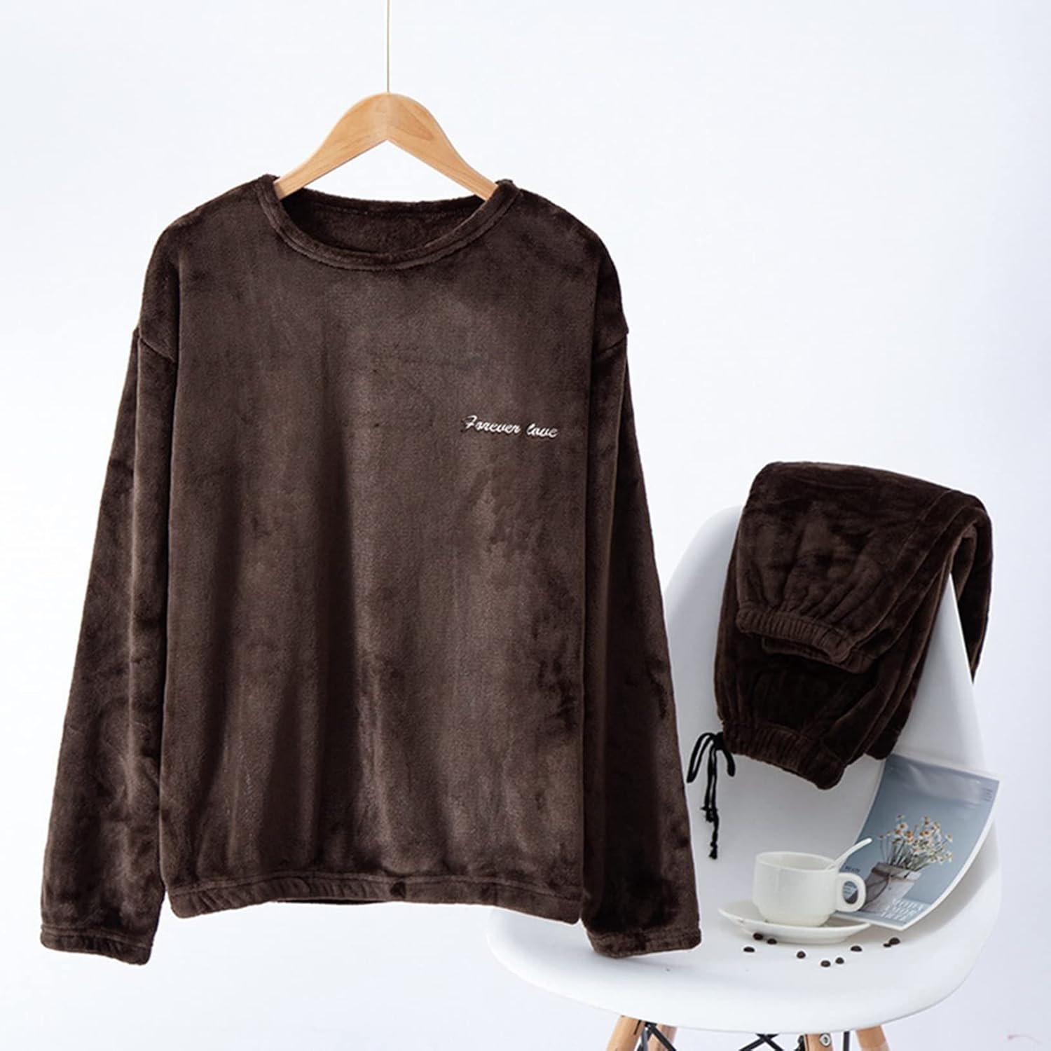 　　　 -------商品詳細------- 【快適な睡眠をあなたに】やわらかい手触りの良質な素材を採用しています。肌触り抜群、通気性と吸湿性に優れており、汗をかいてもすぐにサラっとしています。伸縮性のあるウエストゴムで、締め付けず快適な穿き心地です。どんなシーンも自由自在。 【柔らかいフランネル素材】柔らかい厚手のブランケットみたいなあったか素材でありながら、とても軽く着心地がいいです！ 寒さが苦手な方におすすめます。 【手入れ簡単】洗濯機使用OKなのでいつでも清潔にお使いいただけます。気取らない一日を、心地よく過ごしましょう。※機洗はクリーニングネットの使用は推薦、弱水流でのお洗濯をおすすめします。 【ギフト逸品】生地の肌触りはよく、部屋にリラックス着用できます。軽くて、旅行にも出張にも持ち込むok! 誕生日プレゼント、お祝いの品等、様々な場面で贈り物としてご利用ください。 【上品見えが叶う】別人のためじゃなく、自分のためだけのルームウェア。素材感とポップなカラーリングでよりファッション性の高いアイテム。保温性が高いので冬は暖かいです。着回し力が高いくて、毎日のおしゃれに役立つ。説明 ★素材：ポリエステル100% ★サイズ（cm）： ★目安なサイズは画像までご参考ください。 ご注意： ※サイズは平置き手採寸サイズとなりますので測り方により誤差が出る場合がございます。 ※撮影環境やモニターによっては、掲載写真と実際の商品の色が異なる場合がございます。 ※予めご了承くださいますようにお願い致します。 洗濯： 手洗いまたは、洗濯機をご使用の場合は、ネットに入れて行っていただくことをオススメします。 形を十分に整えてから日陰の風通しの良いところに干してください。