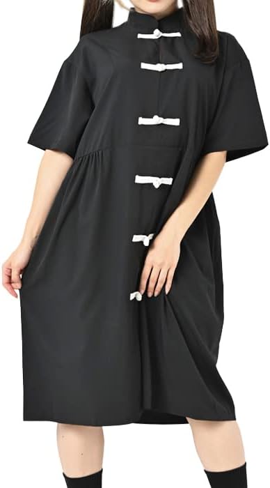 　　　 -------商品詳細------- 素材：ポリエステル、ポリウレタン サイズ：FREE 着丈97cm×肩幅51cm×身幅53cm×袖丈22cm モデルサイズ：身長156cm、体重44kg ・サイズ表に記載のサイズは、平置き計測となっております。・商品のサイズには若干の個体差が生じます。前後1〜2cm程度の誤差は予めご了承ください。・機械による生産過程において、生地を織る際の糸の継ぎ目や多少のほつれなどが生じている場合がございます。・又、モニターの環境により、実際のものと素材感・色が若干異なって見える場合がございますので、ご了承ください。説明 こちらはチャイナボタンが可愛いミディアム丈ワンピースになります。シンプルなデザインのためどんな靴やアクセサリーにも合わせやすいアイテムとなっております。ファッションやチャイナシャツ、漢服、原宿系ファッション、ゆめかわ、病みかわ系など普段から個性的なアイテムをご愛用のお客様から、カジュアル系やシンプルな服装をお好みのお客様まで幅広い層にお使い頂けるアイテムとなっております。半袖で涼しげな素材感はこれからの季節も重宝すること間違いなし！・サイズ表に記載のサイズは、平置き計測となっております。・商品のサイズには若干の個体差が生じます。前後1〜2cm程度の誤差は予めご了承ください。・機械による生産過程において、生地を織る際の糸の継ぎ目や多少のほつれなどが生じている場合がございます。・又、モニターの環境により、実際のものと素材感・色が若干異なって見える場合がございますので、ご了承ください。