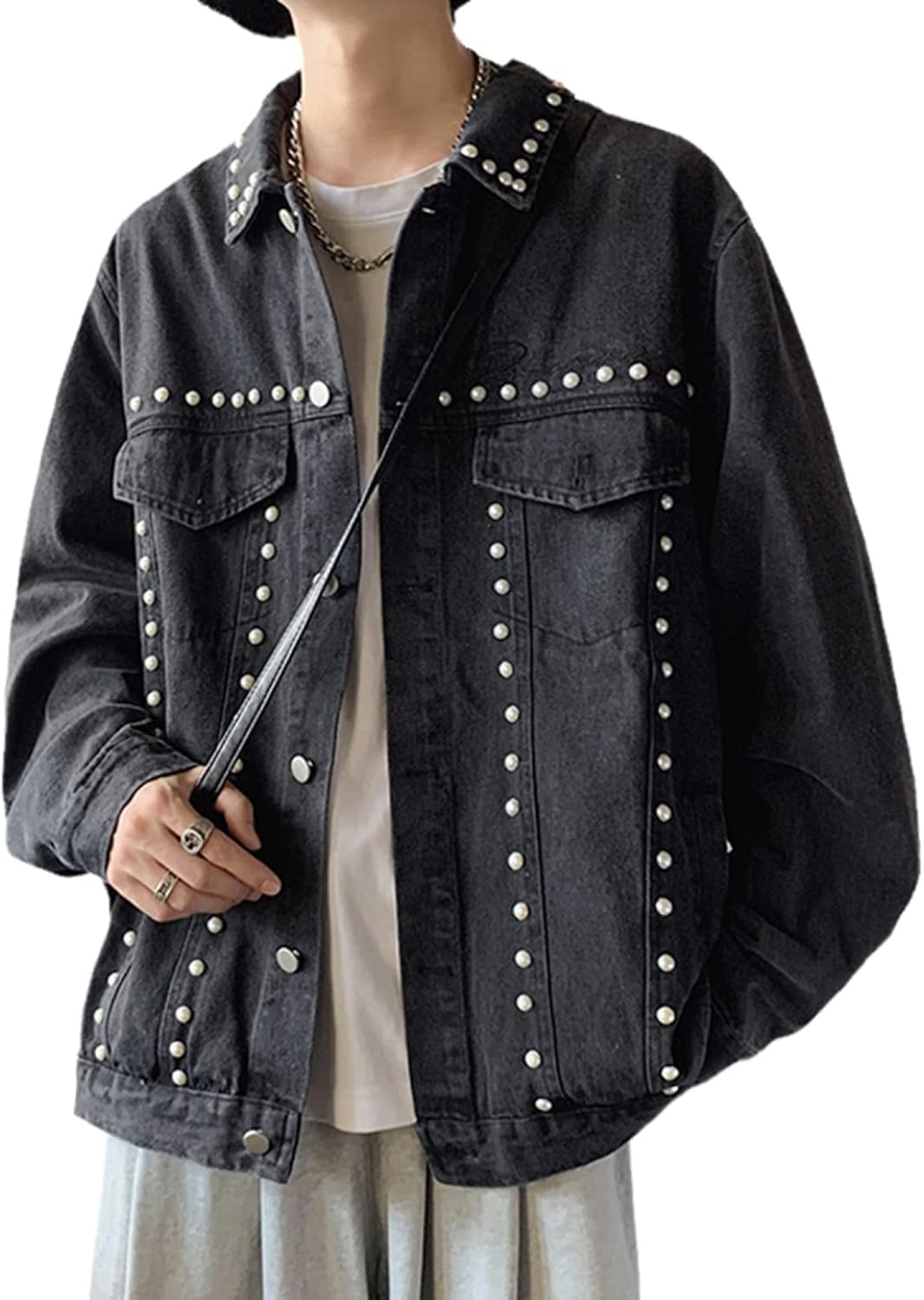 　　　 -------商品詳細------- メイン素材: コットン＆ポリエステル 素材構成: コットン＆ポリエステル 適度な厚みのあるしっかり綿混紡生地で作られているので、通気性が良く、防風、防寒性に優れています。いつも人気有りのデニムで、減齡に欠かせないカジュアルの一枚トップスです。 丈夫な縫製を使用しているので、破れにくく、耐洗濯性に優れています。袖をまくると、着るほどに自分好みになっていく一着です。 ゆったりとしたシルエットで気になる体型も隠してくれます。質感がよいデニム生地、窮屈さを感じさせない絶妙なデザインで、ストレスのないオシャレを楽しめるデニムジャケットです。説明 商品紹介 サイズ：2XL XL L M カラー：ブラック 特徴：防寒、防風、保温、暖かい、快適 仕様：春・秋・冬に着用いただけるカジュアルデニムジャケットです。耐久性に優れたコットン＆ポリエステル素材をジャケットに採用されています。 スタイリッシュ：気軽に着られる快適デニムジャケットは、通気性を持ち、適度な防風保温性も備えています。流行に左右されることなく長年使い続けられる定番アイテムです。 適用シーン：程よい厚さでロングシーズンに使えます。カジュアルさの中にきちんと着こなせる工夫を落とし込み、ワンランク上を目指して、大人の男性にこそ着ていただきたいトップスです。お出かけの普段着としては街のおしゃれな景色になって、もちろん通勤通学などの場合でも生き生きとした雰囲気に漂っているアウターです。作業、通勤、通学、散歩、お出かけ、旅行、キャンプなどデイリーやアウトドア使いにもピッタリです。 おすすめ：春や秋といった少し肌寒いときには、温度調整用の軽アウターとして活用できるのはもちろん、冬にも暖かいトップスと合わせてお使いいただけます。10代、20代、30代、40代、50代、60代と幅広い年代に合わせた着回しも楽しめます。 ご注意 ◆ 商品写真はできる限り実物の色に近づけるよう加工しておりますが、お客様のお使いのモニター設定、お部屋の照明等により実際の商品と色味が異なる場合がございます。 ◆ 平置き計測となっておりますので、2〜3cmの誤差が生じる場合がございます。 ◆ 商品の品質には万全を期待しておりますが、万が一、不良、破損、誤納品などがございましたら、お知らせ下さい、こちらは是非迅速に対応いたします。 ◆何か質問がございましたら、メールよりご連絡くださいようお願いします。