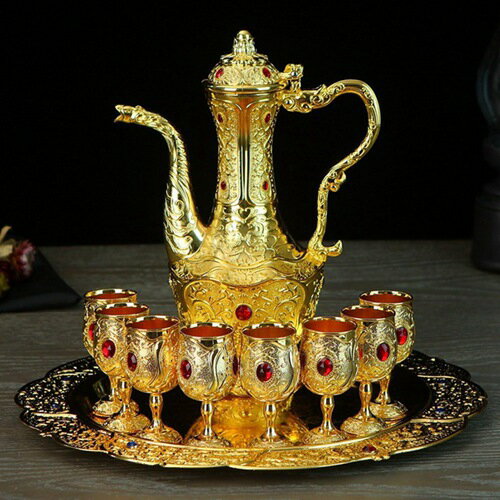 　　　 -------商品詳細------- 【サイズ】徳利：幅18cm*高さ24cm 盃：幅3.9cm*高さ8cm トレー：直径31.5cm 【セット内容】:徳利×1個 盃×10個 トレー×1個 ◆この宝物は金属の質感が比較的強くて、彫刻は繊細で、細工は精巧です。 ◆酒器セット亜鉛合金製で、お手入れが簡単、耐久性があり、トレイの表面が滑らかなので、お手入れが非常に簡単です。 ◆酒だけでなく、酒器セットでお茶、ワイン、ウィスキー、ブランデー、ブレンド、カクテルなども飲めます。コーヒーを飲む体験にエレガントな美学を加えます。説明 ??????ご愛顧いただきありがとうございます!?????? うちの商品をご覧になる際に、以下のことを説明させていただきます。 「商品紹介」 ♪~この宝物は金属の質感が比較的強くて、彫刻は繊細で、細工は精巧です。 ♪~日常生活のなかで何気なく使われ、知らないうちに生活に溶け込んでいる。食卓を飾り、インテリアとして暮らしを彩ります。日々の暮らしに溶け込んだ酒器セットに改めてスポットをあてた、個性豊かな職人の真心を感じていただける逸品です。 ♪~お酒の席をお洒落に華やかにしてくれる、徳利と盃がセットになった、お酒を楽しむ酒器セット ♪~美しさと実用性を兼ね揃えているので、お土産や贈り物に最適です。誕生日、記念日、結婚祝い、新築祝い、内祝い、昇進祝い、お歳暮、成人祝い、敬老の日、還暦祝い、古希祝い、喜寿祝い、傘寿祝い、米寿祝い、母の日、父の日など、幅広いシーンにぴったりなプレゼントとしておすすめです。 ☆★☆「ご注意」☆★☆ ★商品の品質には万全を期待しておりますが、万が一、不良、破損、誤納品などがございましたら、お知らせ下さい、対応させていただきます。 ★本店は他の種類の豊富があります！よろしければご覧下さい！