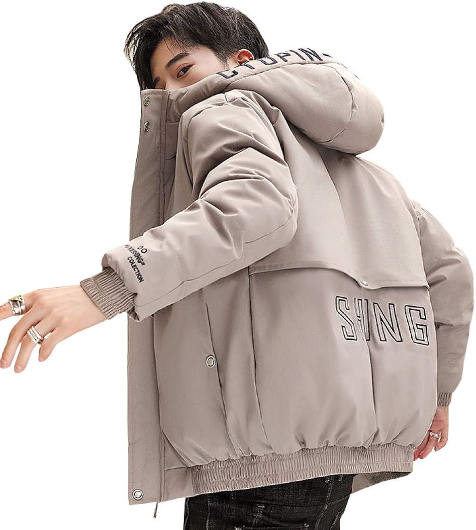 　　　 -------商品詳細------- メイン素材：ポリエステル　詰め物：真綿　サイズ：M-4XL（目安サイズは画像までご参照してください) 表地と裏地には高密度なポリエステル素材を使用して、中身のコットンを配合することで空気層を作って保温性をさらにアップです。 抜群の暖かさを備えながら、まるで着ぶくれを感じさせない。しかも、計算されたカッティングによって、動きやすさにもこだわりました。 デザインはゆったりしているので、重ね着しても動きやすくて、インナーにはパーカーやセーターやシャツなどにも合わせやすいです。 見た目はすっきりしているデザインで、スタイリッシュな大人仕様、通勤通学にはもちろん、ビジネスにもオススメのメンズコートです。説明 スタイリッシュなデザインだけではなく、保温性も抜群でこれからの季節の必須アイテムになります。着心地の良いアイテムに仕上がっています。シンプルなデザインですので、何とでも合わせやすく気軽に着ていただけます。通勤、通学、登山、キャンプ、スキーなどのアウトドア活動に使えます。日常生活にも着れます。漂白剤?タンブラー乾燥ご使用は避けてください。洗濯後はよく型を整えて干してください。サイズは平置き寸法です。若干の誤差が生じる場合がございます。商品の色は、ご使用のモニターによって実際の色と異なる場合が御座いますのでご了承ください。商品発送までにご注文日から「約7〜14営業日」程のお時間を頂きます。商品には万全を期しておりますが、万が一不良品があった場合には、商品到着後3ヶ月以内にご連絡いただいたもののみお受けいたします。